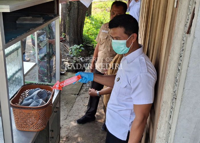 OLAH TKP: Petugas inafis Polres Kediri saat berada di lokasi kejadian.