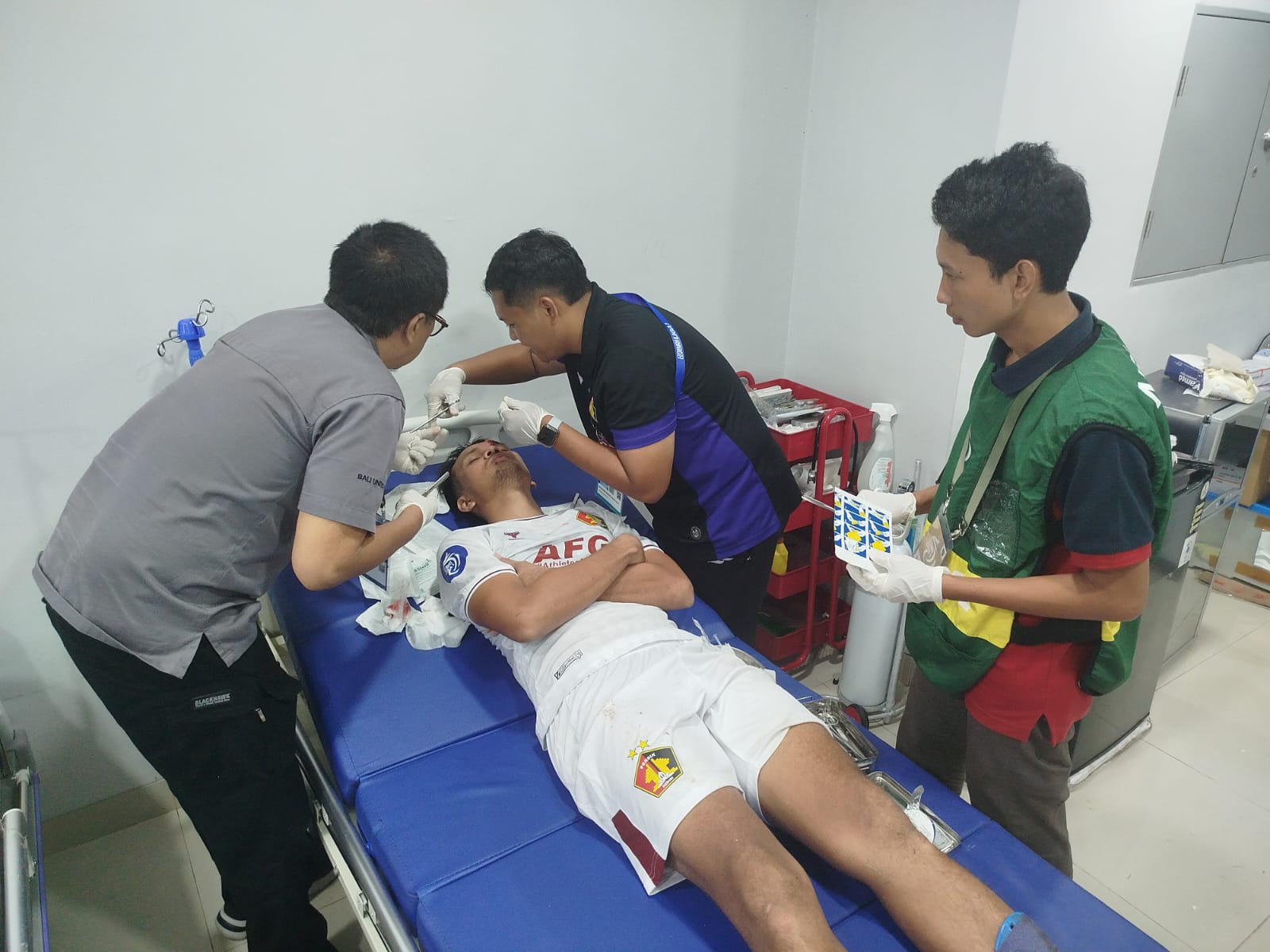 Hamra mendapat jahitan di pelipis kirinya.