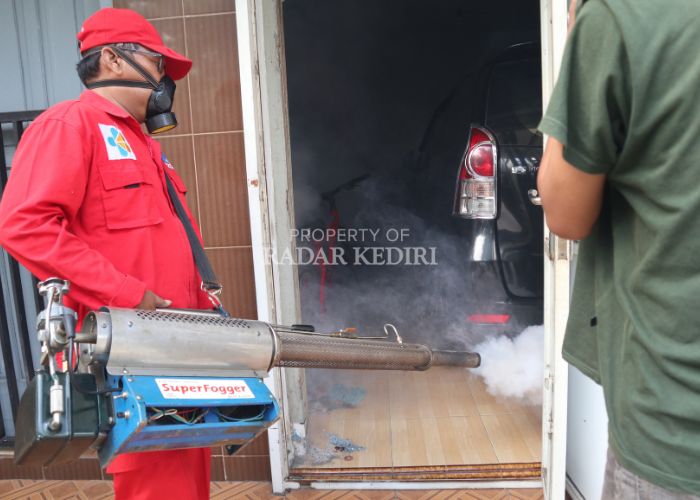 CEGAH PENULARAN: Tim Dinas Kesehatan Kota Kediri melakukan fogging atau pengasapan di rumah warga di Kelurahan Blabak, Pesantren. Pertengahan Januari ini kasus chikungunya naik hingga enam kali lipat.