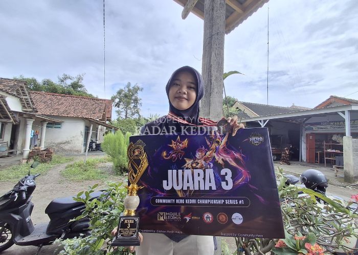 MEMBANGGAKAN: Dewi Hapsari menunjukkan medali, trofi, dan plakat juara event Mobile Legend tingkat lokal hingga regional yang dikoleksinya.