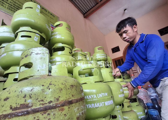 NAIK: Seorang karyawan pangkalan elpiji di Ngasem menata tabung gas melon.