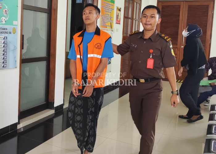 KETERANGAN TERDAKWA: Dani dikawal petugas kejaksaan saat berada di Pengadilan Negeri Kota Kediri.