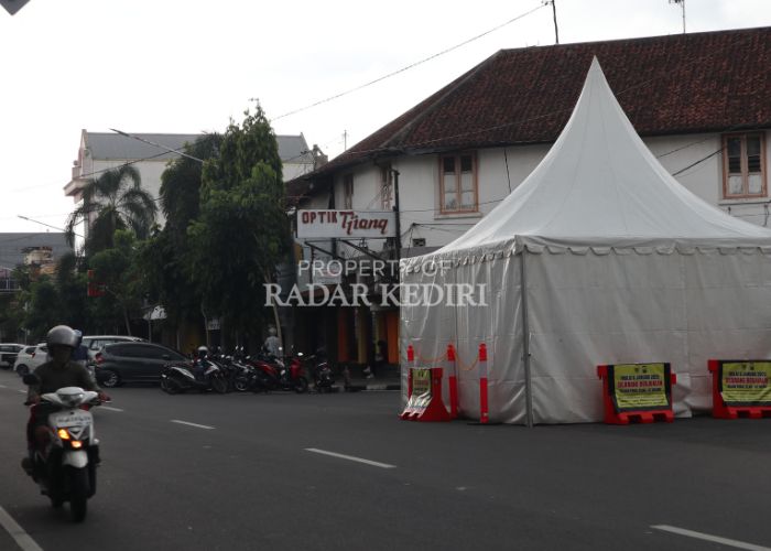 PATUH ATURAN: Pengendara bermotor melintas di Jalan Dhoho delat posko pengawas PKL.