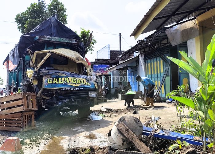 RUSAK PARAH: Truk bernopol AB 8878 GC mengalami kerusakan setelah terguling akibat benturan hebat dalam kecelakaan di Tarokan kemarin.