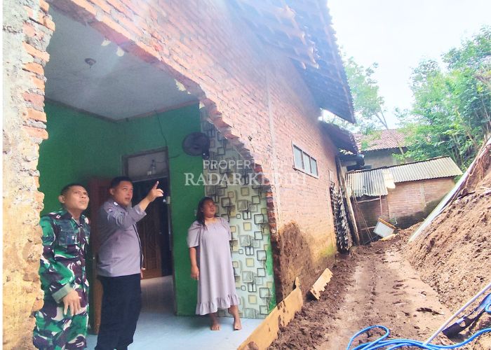 MASIH RAWAN: Aningtyas Sartika Dewi bersama Bripka Nur Qoyim dan Sertu Muhtadin, bhabibkamtibmas dan babinsa yang kemarin mengecek kondisi terkini rumahnya pascalongsor.