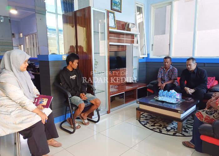 TUNTUT HAK: Anggota Komisi B DPRD Kota Kediri Mukti Wibowo (kemeja hitam) memediasi kasus kecelakaan kerja warga Kelurahan Semampir di CV Multec.TC, Desa Jongbiru, Kecamatan Gampengrejo kemarin.