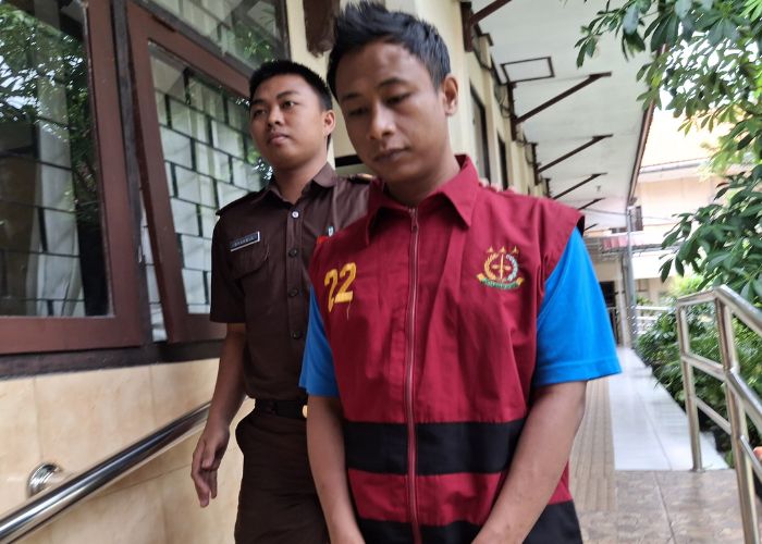 TERDIAM: Terdakwa Nurohmad dikawal petugas kejaksaan usai menjalani persidangan. Dia tidak memberikan tanggapan usai dituntut dengan hukuman maksimal.