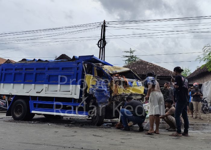 RINGSEK: Warga membersihkan pecahan kaca dari truk pasir setelah mengalami kecelakaan di Jalan Raya Kediri Nganjuk Desa Jegles, Kecamatan Tarokan.