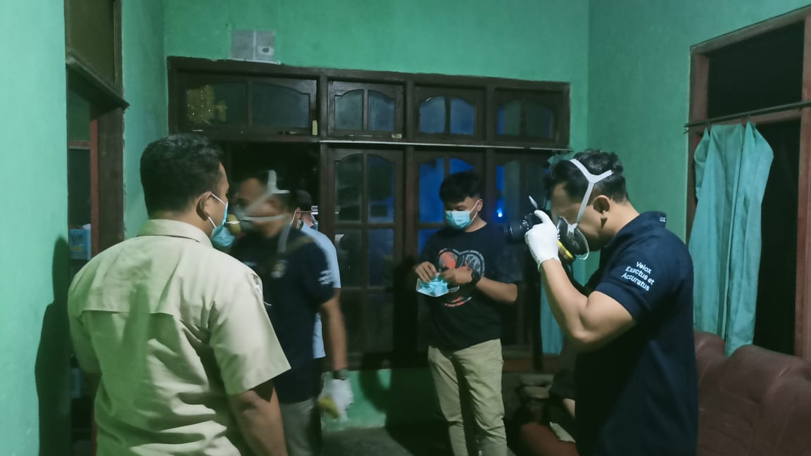 TKP: Petugas kepolisian saat berada di rumah lansia yang ditemukan tewas di kamarnya.