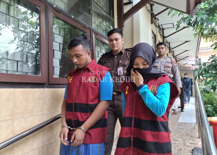 TIDAK ADA PEMAAF: Mian Tasgeen, 23, dan Novita Anggraini, 26, usai mengikuti persidangan di Pe nga dilan Negeri (PN) Kabupaten Kediri kemarin.
