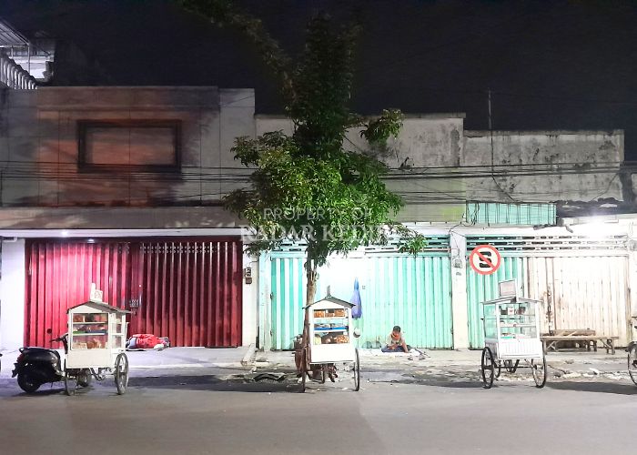 MELAWAN ZAMAN: Para penjual roti memarkir gerobaknya di Jalan HOS Cokroaminoto menunggu pembeli datang.