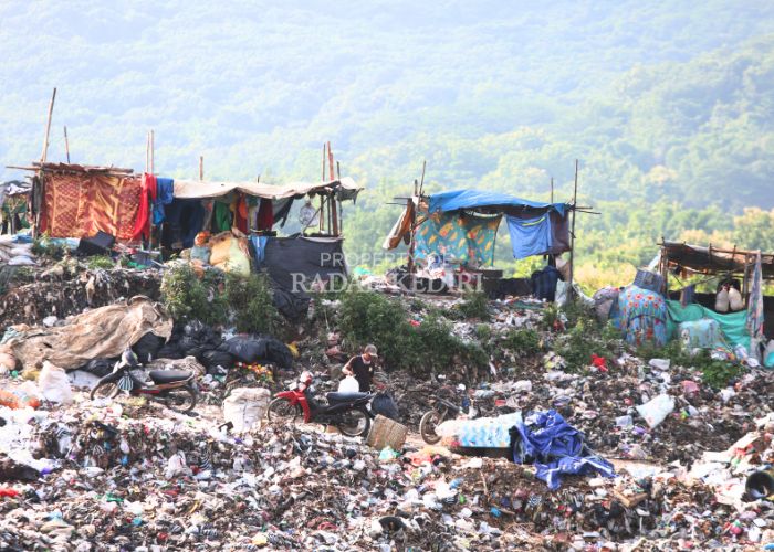 TUNGGU PENGGANTI: TPA Klotok 3 di Kelurahan Pojok, Kecamatan Mojoroto yang sudah overload akan digantikan dengan bangunan baru yang proyeknya ditarget bisa selesai pada November tahun ini.