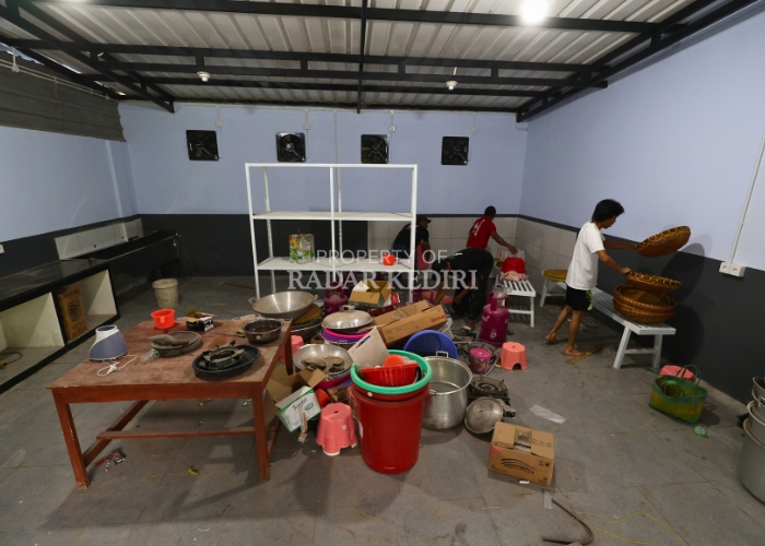 SIBUK: Dapur makan bergizi gratis yang disiapkan di Pare, Kabupaten Kediri.