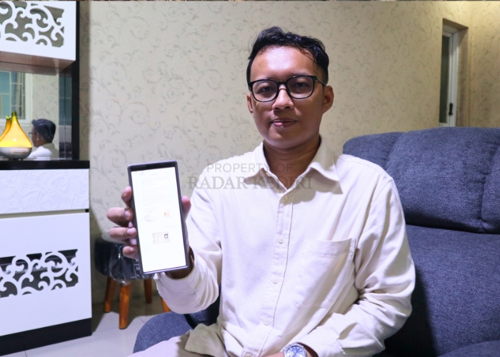 TUNTAS: General Manager CV Multec Andrea Setia Adi menunjukkan surat kesepakatan pascapemberian santunan kematian pada ahli waris korban kecelakaan kerja pada Rabu (15/1).