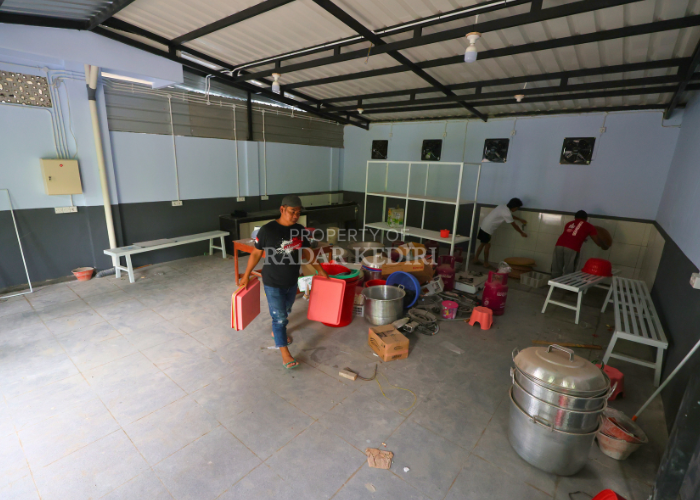 BUTUH PERSIAPAN: Dapur makan bergizi gratis yang disediakan di Pare, Kabupaten Kediri.
