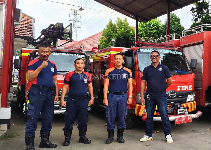 SERBA BISA: Petugas Damkar Kota Kediri yang biasa membantu kesulitan masyarakat dalam hal apapun.