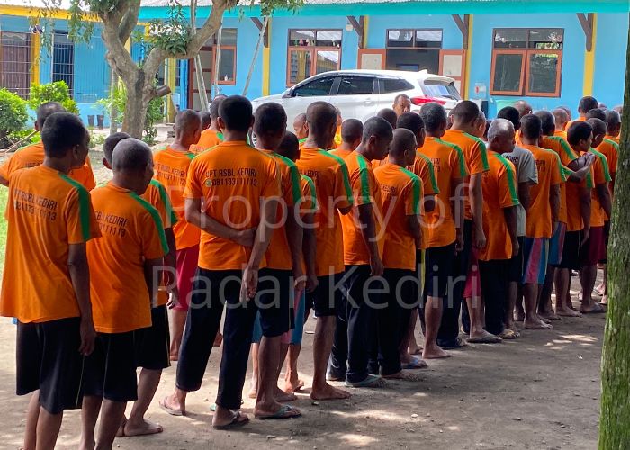 TERTIB: ODGJ di UPT RSBL Butuh berbaris sebelum mengambil jatah makan siang.