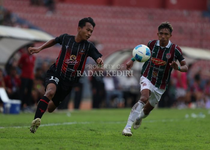 SENGIT: Pemain Inter Kediri Nur Azji Agus Saputra berusaha melewati penjagaan pemain PSID Jombang di Stadion Brawijaya kemarin sore.