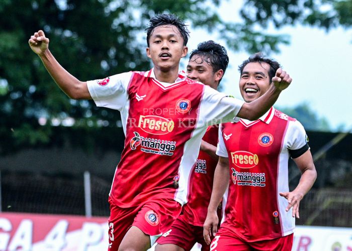 SELEBRASI: Fikri Afrian Mahardika merayakan gol bersama pemain Persedikab lainnya.
