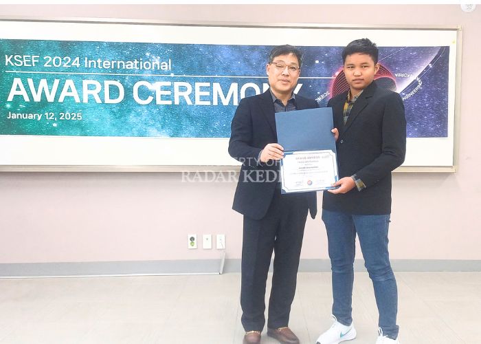 PRESTASI: Mohammad Adli Akma Dzulhilmi (kanan), siswa MTsN 1 Kediri raih penghargaan internasional.