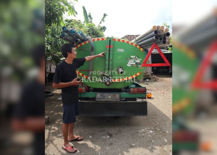 LOLOS UJI: Salah satu penyedia jasa penyedot tinja mengaku membuang limbah ke IPLT Blitar.