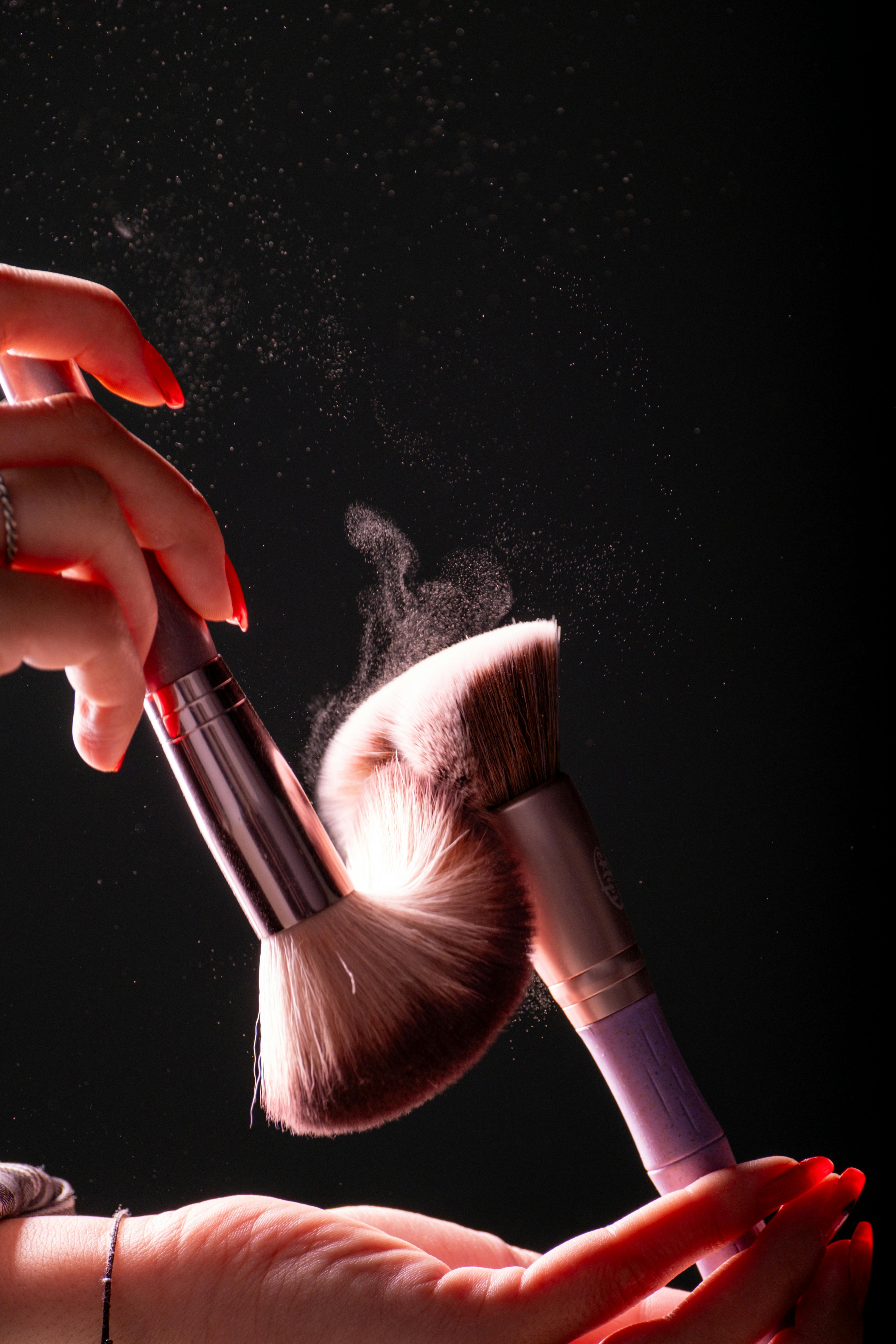 KUAS: Peralatan make-up yang wajib dijaga kebersihannya.