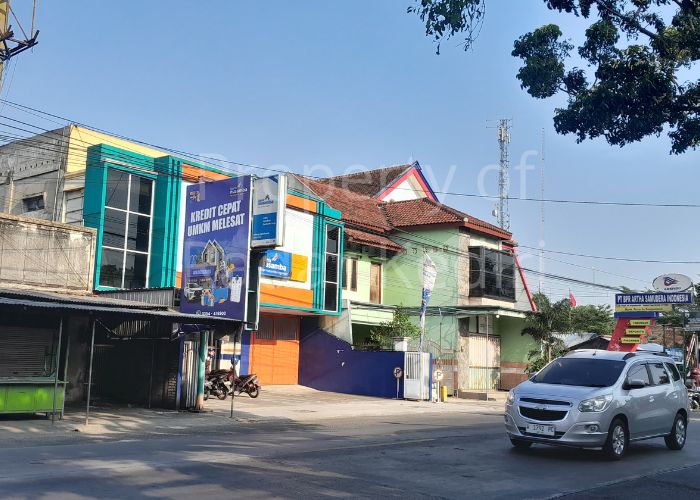 HATI-HATI: Kantor BPR tampak lengang.