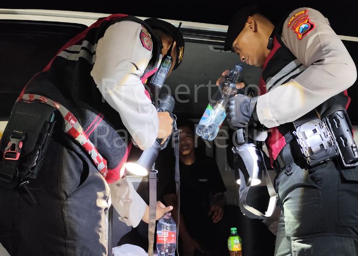 KENA RAZIA: Pengemudi mobil Daihatsu Luxio asal Mojo kedapatan membawa minuman keras.