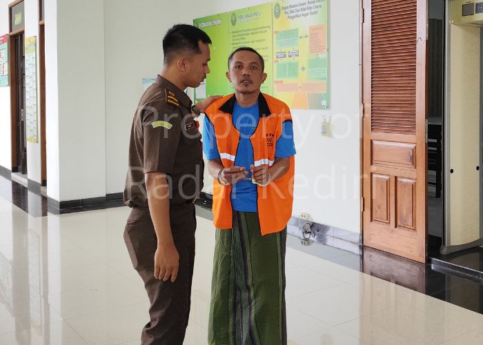 DIBORGOL: Terdakwa Edi Purwanto usai menjalani sidang dakwaan di Pengadilan Negeri Kota Kediri.