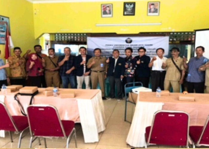Foto bersama antara tim pengabdian masyarakat dengan peserta FGD dan sekwilcam.