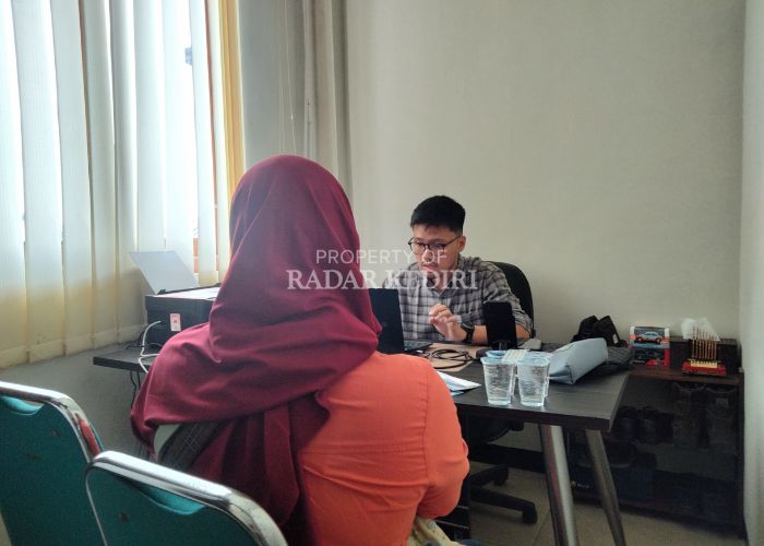 GALI KESAKSIAN: Penyidik Kejari Kabupaten Kediri memeriksa nasabah BRI untuk mengusut kasus kredit fiktif (16/1). Hari ini rencananya ada sekitar 30 orang yang diperiksa.