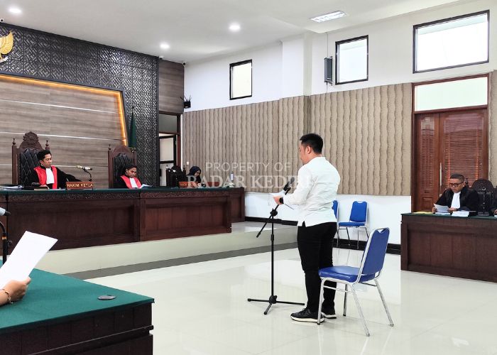 BERI TANGGAPAN: Terdakwa kasus penipuan investasi madu klanceng Chrisma Dharma Ardiansyah bersiap membacakan  duplik di PN Kota Kediri kemarin.