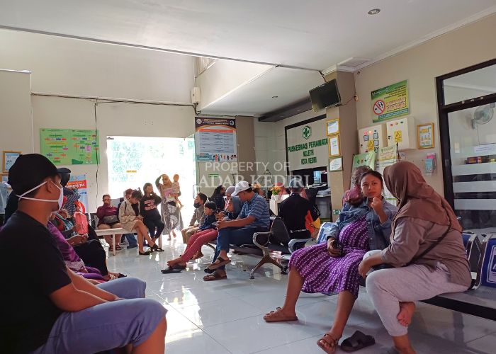 ANTRE: Pasien menunggu giliran pemeriksaan di Puskesmas Ngletih kemarin pagi. Puskesmas yang menyediakan layanan 24 jam ini jadi jujukan warga.
