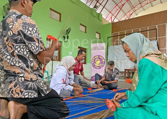 KREATIF: ODGJ dari Desa Jabang, Kras membuat sapu lidi untuk mengisi waktu agar tidak kosong.