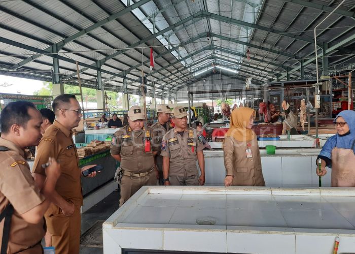 Kepala Disdag Kabupaten Kediri Tutik Purwaningsih saat meninjau lapak yang tidak dipakai pedagang Pasar Wates.