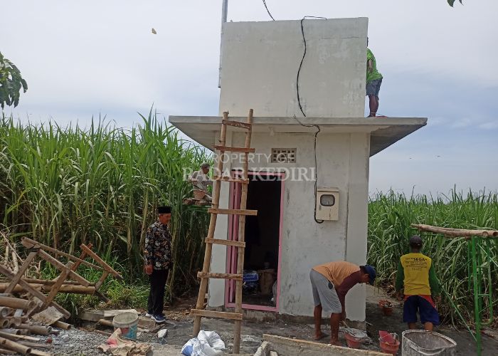 Kades Tegalan mengecek pembangunan sumur submersible