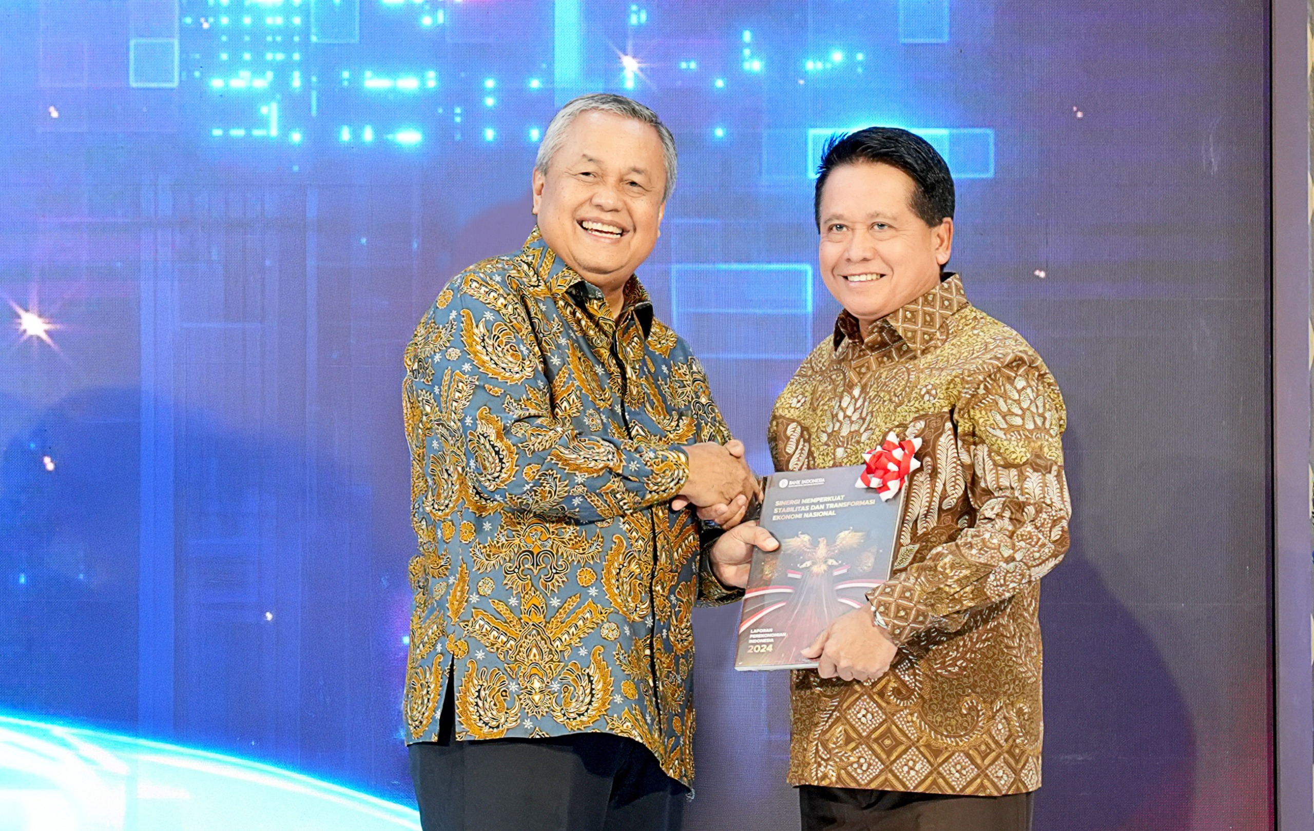 Direktur Utama BSI Hery Gunardi menerima buku Laporan Perekonomian Indonesia 2024 yang disampaikan Gubernur Bank Indonesia Perry Warjiyo di Kantor Bank Indonesia di Jakarta (22/1).