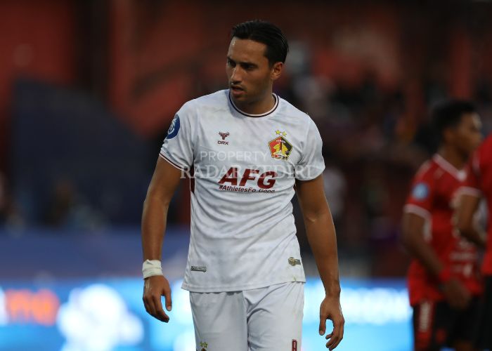 Winger Persik Kediri Ezra Walian.