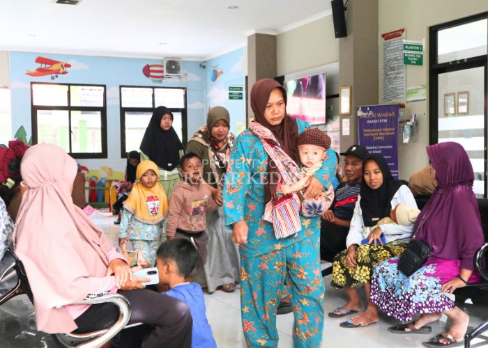 ANTRE PELAYANAN: Puluhan pasien menunggu panggilan petugas di ruang tunggu Puskesmas Ngletih untuk mendapat giliran periksa dokter kemarin pagi. Puskesmas 24 jam itu sering menjadi jujukan pasien gawa