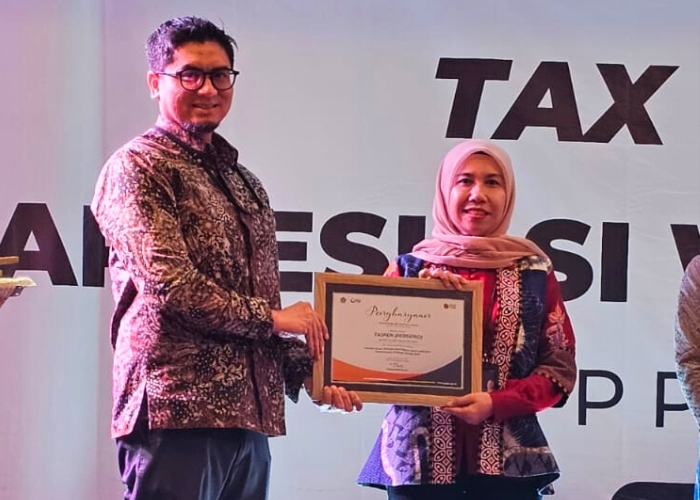 PT TASPEN menerima dua penghargaan dari KPP Pratama.