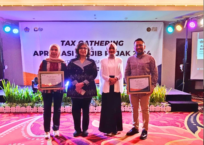 Dua piagam penghargaan yang diterima PT TASPEN.