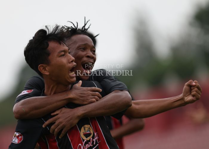 SIAP BERTARUNG: Pemain Inter Kediri merayakan kemenangan di babak 32 besar Liga 4 di Stadion Brawijaya.