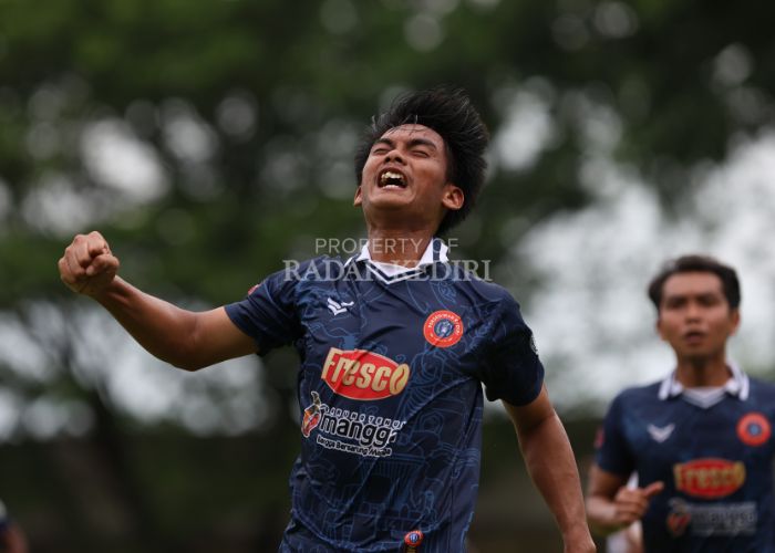 BERSEMANGAT: Pemain Persedikab Kediri merayakan gol kemenangan saat melawan PS Mojokerto Putra di Stadion Brawijaya.