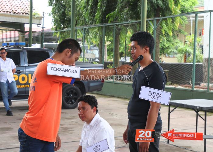 KEJAM: Yusa Cahyo Utomo, 35, tersangka pembunuhan sekeluarga di Desa Pandantoyo, Ngancar memeragakan adegan memukul dua keponakannya dalam rekonstruksi di Mapolres Kediri kemarin.