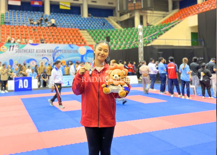 BUAH KETEKUNAN: Aura Sinta Putri menunjukkan,medali emas South East Asian Karate Federation.