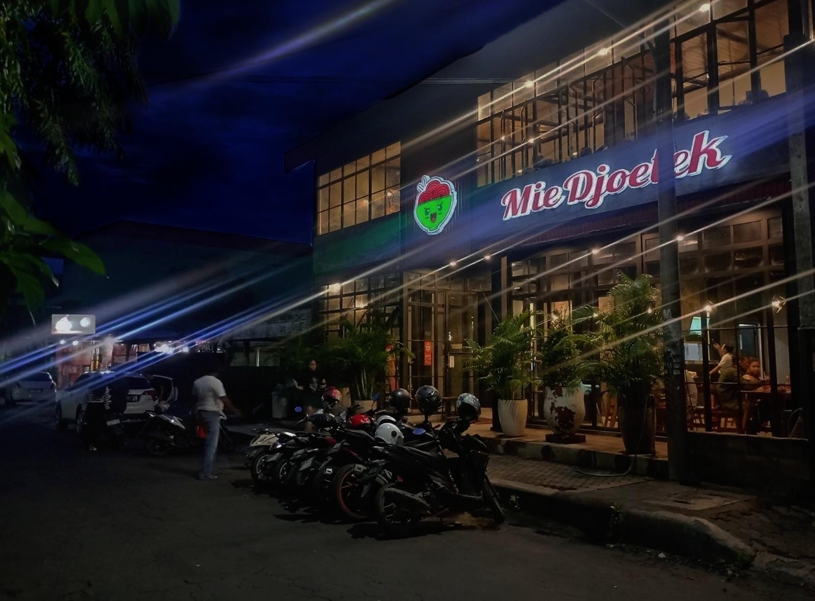 Salah satu kedai Mie Djoetek yang banyak dikunjungi konsumen.