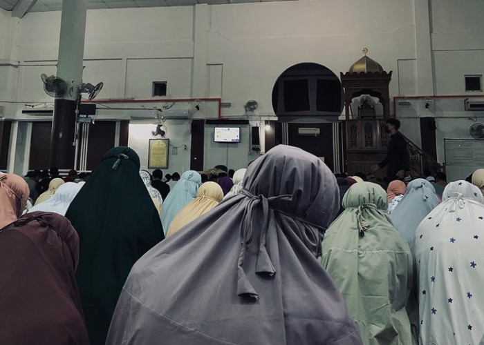 Bagaimana Hukumnya Seorang Perempuan  Melaksanakan Sholat Jum&rsquo;at
