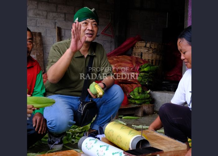 BERI PENDAMPINGAN: H Deny Widyanarko menyapa langsung pedagang yang ada di Kediri.