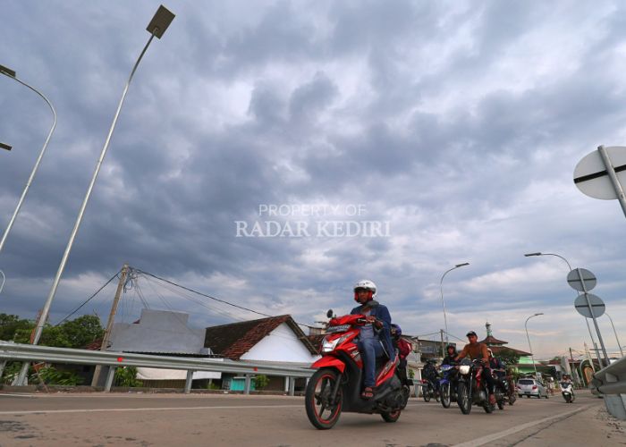 CUACA EKSTREM: Mendung tebal bergelayut di langit Desa Jongbiru, Gampengrejo, Kediri sejak pagi.Hujan deras diprediksi masih akan membayangi Kediri Raya di long weekend ini.