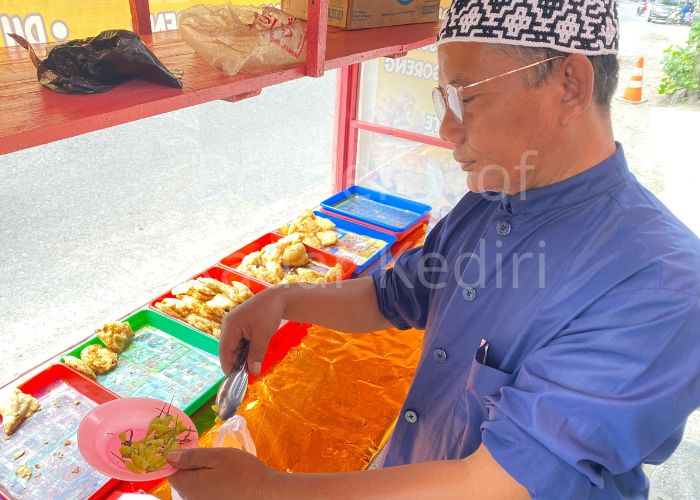 SEMAKIN SERET: Pelaku UMKM yang menjual gorengan di Kediri menyiapkan gorengannya.